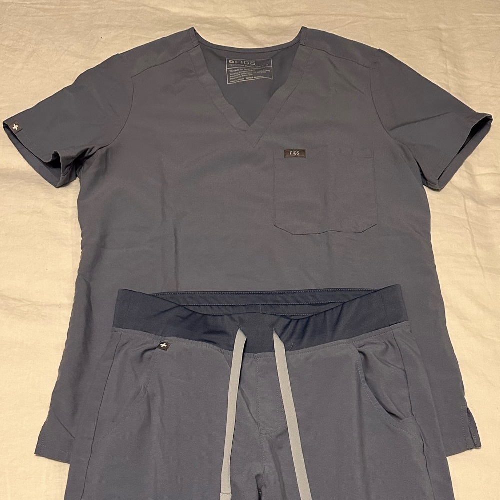 Figs Catarina One pocket scrub top size small. Gently worn in great condition!